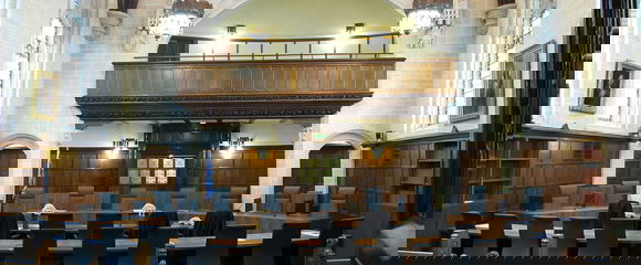 Llun yn dangos tu mewn i ystafell llys wag