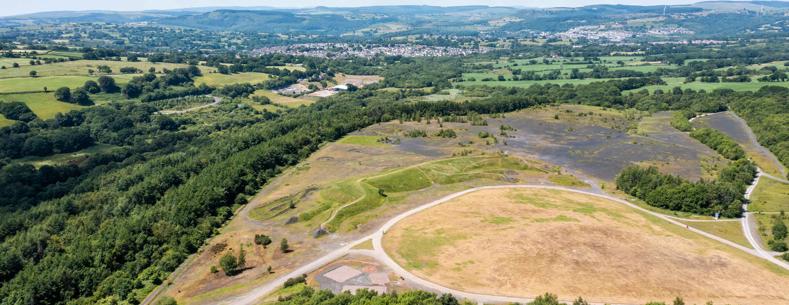 Delwedd o barc gwledig wedi ei adeiladu ar safle hen domen lo yn ne Cymru.