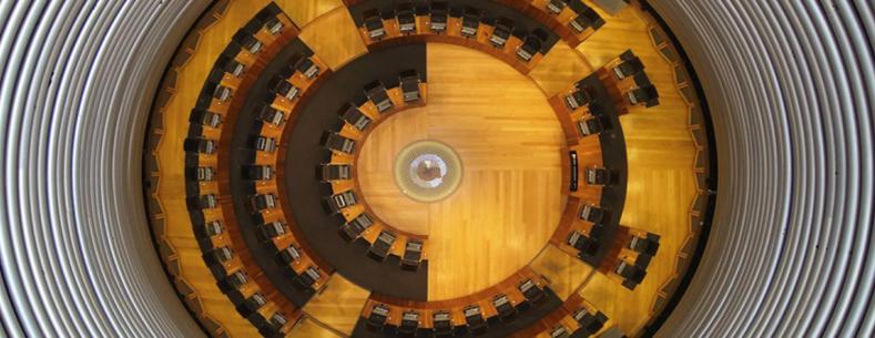 Prif ddelwedd yr erthygl yw Siambr y Senedd oddi uchod.