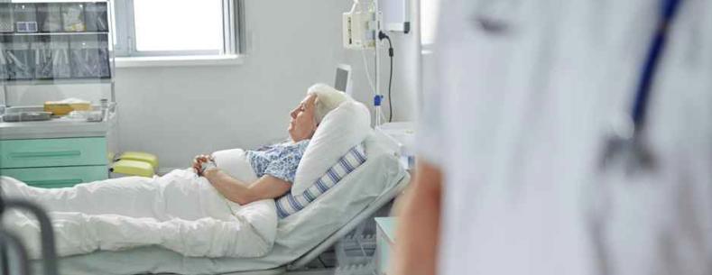 Claf mewn gwely ysbyty