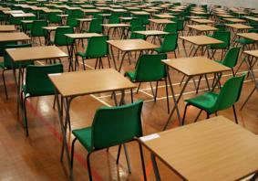 Dyma lun o fyfyrwyr yn sefyll arholiadau.