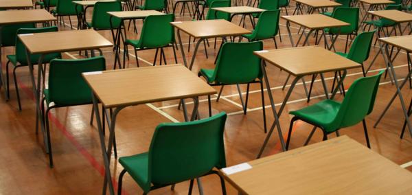 Dyma lun o fyfyrwyr yn sefyll arholiadau.