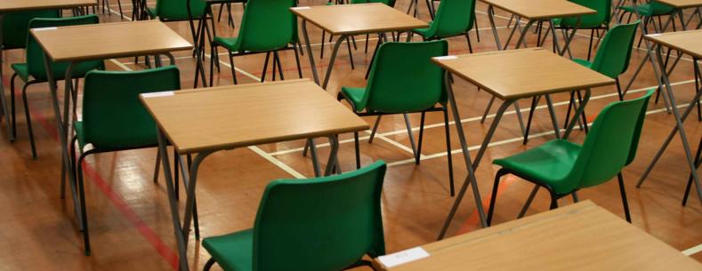 Dyma lun o fyfyrwyr yn sefyll arholiadau.