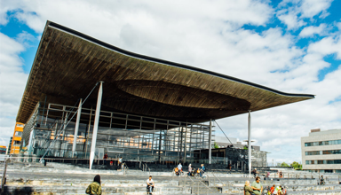 Adeilad y Senedd ym Mae Caerdydd