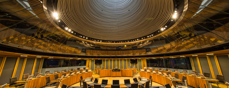 Siambr gwag yn y Senedd