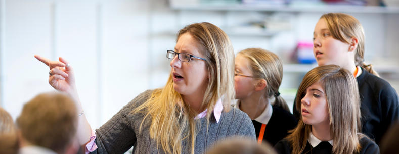 Delwedd o athro mewn ystafell ddosbarth