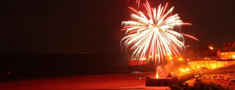 tân gwyllt yn ffrwdro uwchben pier Dinbych-y-pysgod