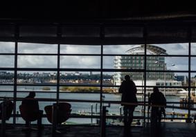 Golygfa o'r Senedd yn edrych dros Fae Caerdydd.