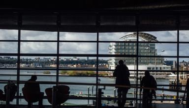 Golygfa o'r Senedd yn edrych dros Fae Caerdydd.