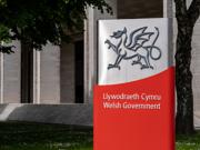 Dyma lun o logo Llywodraeth Cymru o flaen ei swyddfeydd ym Mharc Cathays.