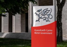 Dyma lun o logo Llywodraeth Cymru o flaen ei swyddfeydd ym Mharc Cathays.