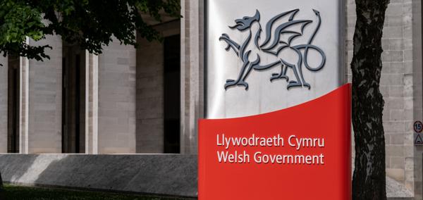 Dyma lun o logo Llywodraeth Cymru o flaen ei swyddfeydd ym Mharc Cathays.