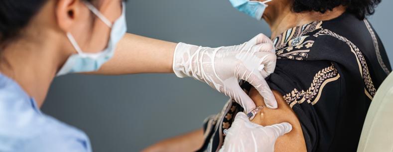 Menyw yn derbyn frechlyn