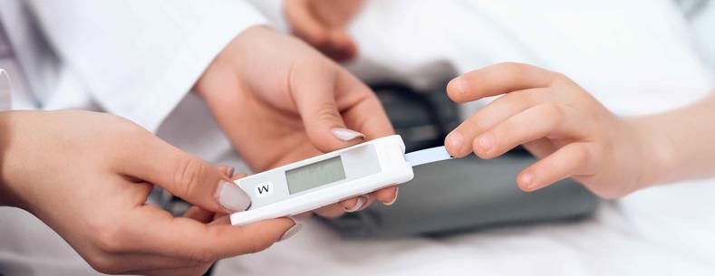 Darparwr gofal iechyd yn rhoi prawf gwaed diabetes i glaf.