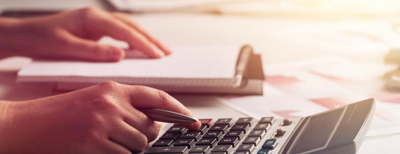 defnyddio cyfrifiannell