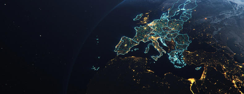 Y prif lun yw delwedd lloeren o aelod-wladwriaethau’r UE wedi’u goleuo yn y nos. 