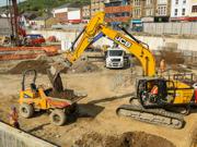 Gwaith adeiladu yn digwydd ar safle adeiladu.