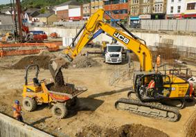 Gwaith adeiladu yn digwydd ar safle adeiladu.