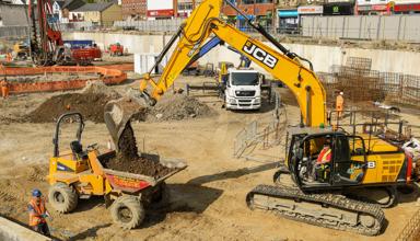 Gwaith adeiladu yn digwydd ar safle adeiladu.