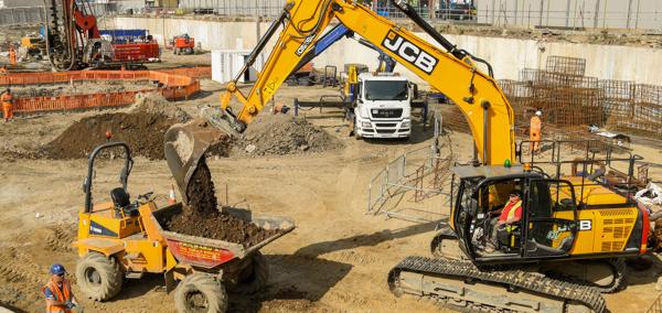 Gwaith adeiladu yn digwydd ar safle adeiladu.