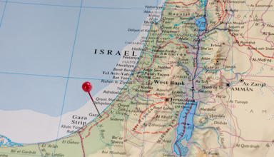 Mae prif ddelwedd yr erthygl yn dangos map lliw o Israel a Gaza.