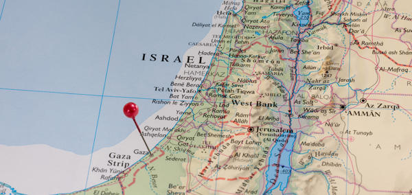 Mae prif ddelwedd yr erthygl yn dangos map lliw o Israel a Gaza.