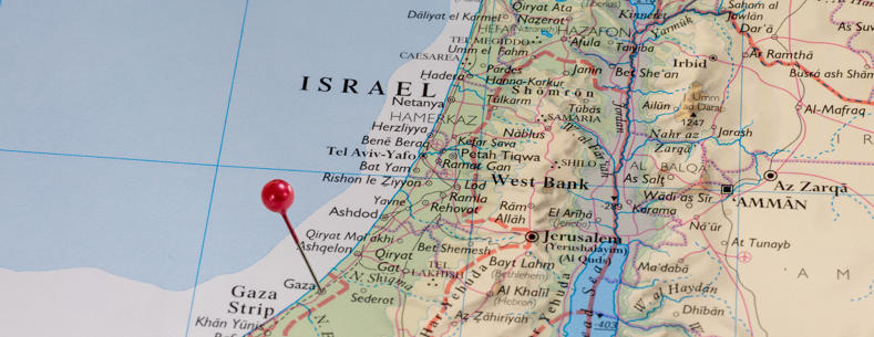 Mae prif ddelwedd yr erthygl yn dangos map lliw o Israel a Gaza.