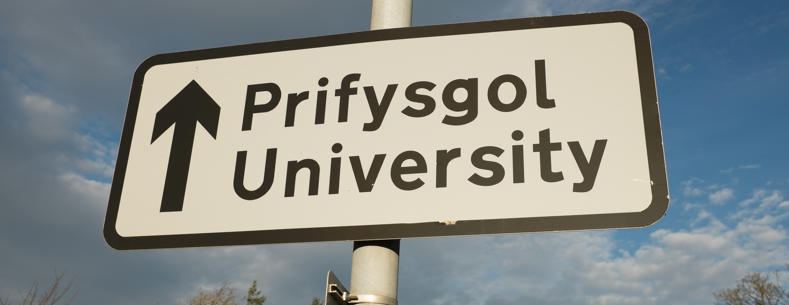 Road sign indicating university ahead