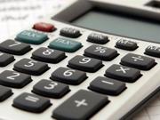 Cyfrifiannell a phen ar ddarn o bapur