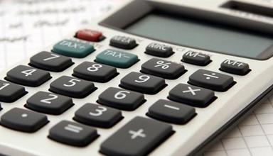 Cyfrifiannell a phen ar ddarn o bapur