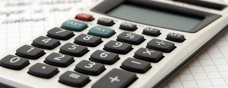 Cyfrifiannell a phen ar ddarn o bapur