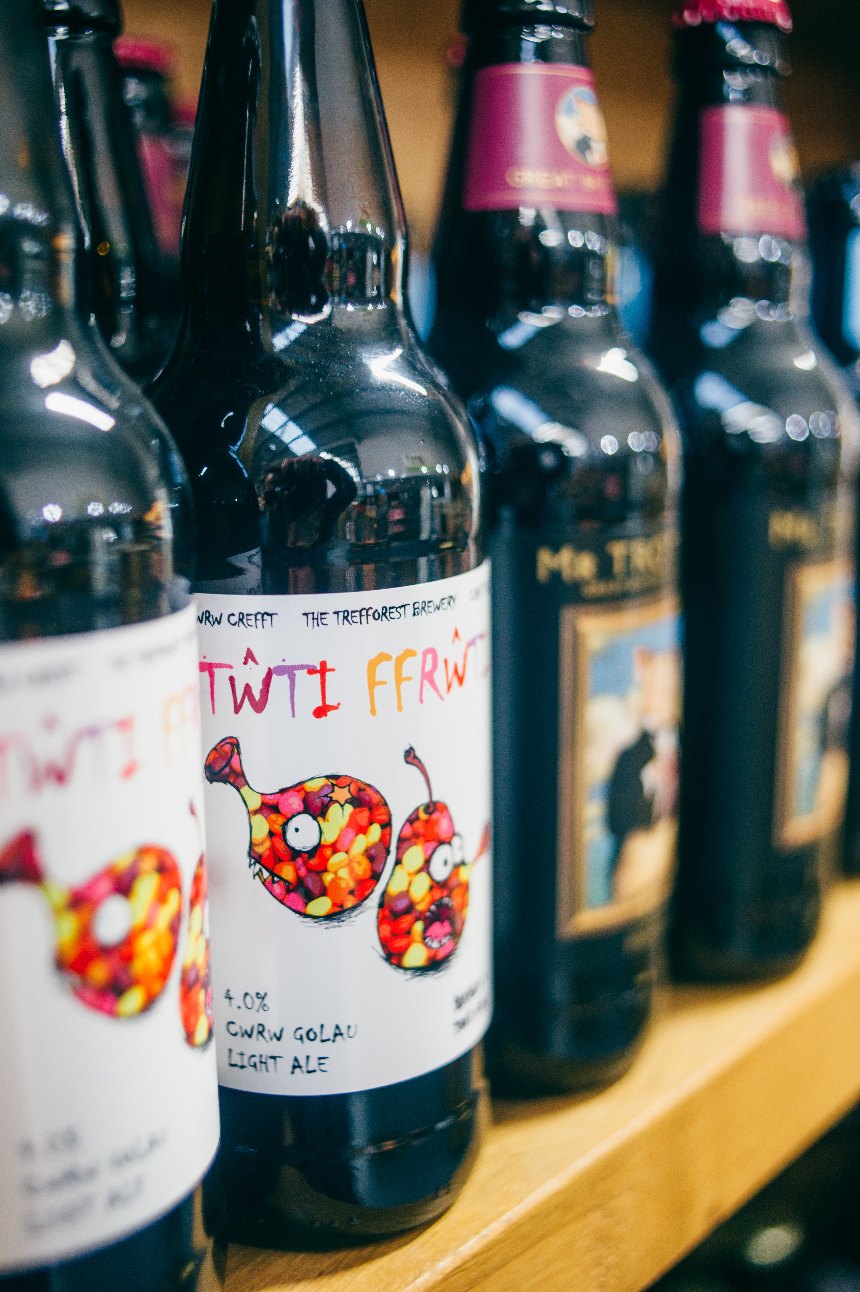 Poteli cwrw ar silff