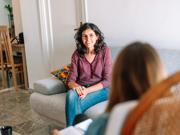 Gweithiwr cymorth yn siarad â rhywun gartref