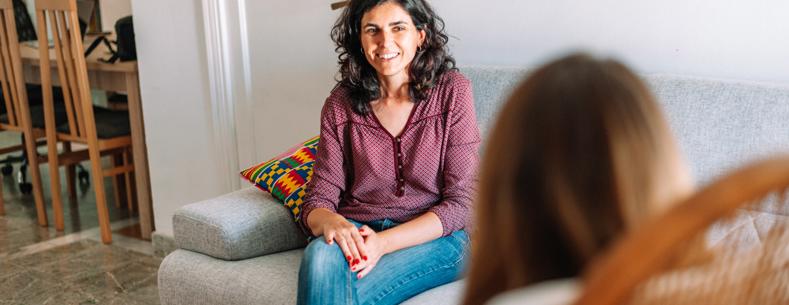 Gweithiwr cymorth yn siarad â rhywun gartref