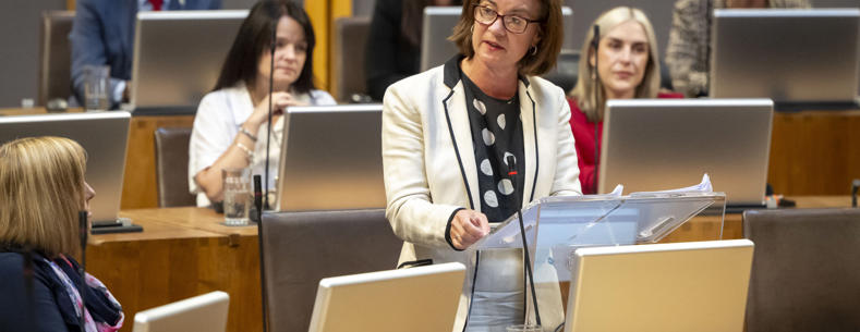 Llun o'r Prif Weinidog, Eluned Morgan MS, yn y Cyfarfod Llawn.