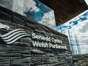 Arwydd Senedd Cymru - Welsh Parliament y tu allan i adeilad y Senedd