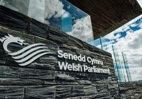 Arwydd Senedd Cymru - Welsh Parliament y tu allan i adeilad y Senedd