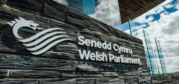Arwydd Senedd Cymru - Welsh Parliament y tu allan i adeilad y Senedd