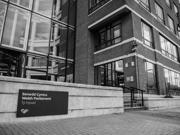 Adeilad swyddfa Tŷ Hywel ym Mae Caerdydd