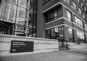 Adeilad swyddfa Tŷ Hywel ym Mae Caerdydd