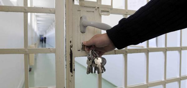 Giât carchar yn cael ei chloi