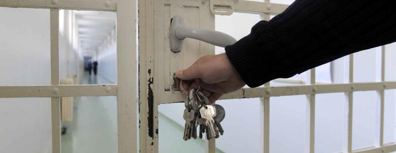 Giât carchar yn cael ei chloi