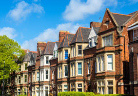 Rhes o dai brics traddodiadol ar ddiwrnod heulog, gyda’r awyr las a choeden ar y chwith