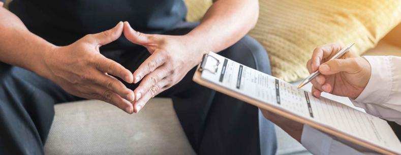 Delwedd o ddau berson mewn apwyntiad therapydd