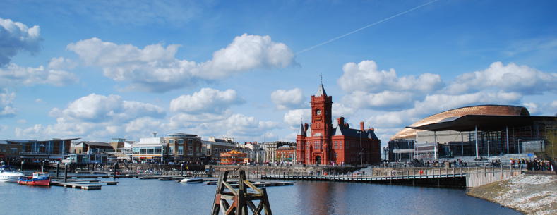 Llun o Fae Caerdydd, yn dangos adeilad y Senedd a'r Pierhead. 