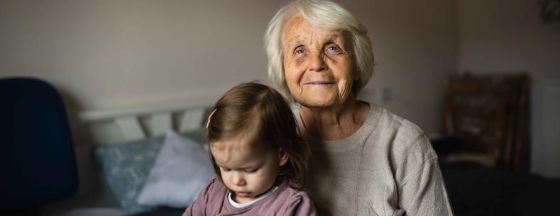 Gwraig hŷn a phlentyn ifanc