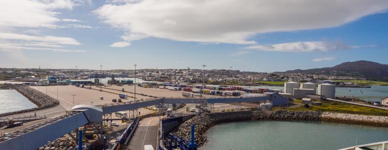 Porthladd Caergybi, golwg o gerbydau’n mynd ar fwrdd fferi