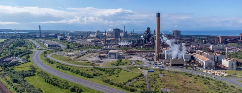 Gwaith dur Port Talbot gyda heol yn y tu blaen