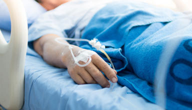 Claf mewn gwely ysbyty