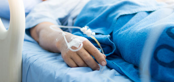 Claf mewn gwely ysbyty